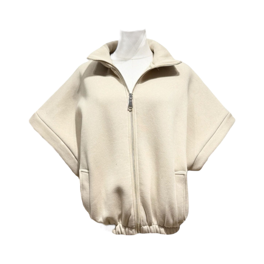 Beige Bodywarmer Fleece, kort model. Super zachte bodywarmer met opstaande kraag, steekzakken en ritssluiting. Perfect voor een sportieve casual look, comfortabel en warm.