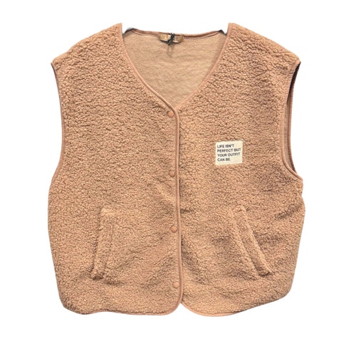 Beige Gilet van Teddystof met drukkers en embleem.

Beige Gilet van Teddystof. Dit comfortabele gilet met steekzakken is gemaakt van zachte teddystof en sluit met handige drukkers. Het is afgewerkt met een bies en is voorzien van een stijlvol embleem op de voorkant. De binnenkant is van een uiterst zachte stof. Perfect om jouw outfit net dat beetje extra warmte en stijl te geven.