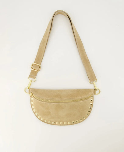 Beige Tas Debby is een zandkleurige lederen heuptas / crossbody tas, gemaakt van suède leer met studs. 