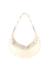Afbeelding in Gallery-weergave laden, Beige dames schoudertas Angelle met studs en goudkleurige details. Een stijlvolle hobo tas met trendy uitstraling, perfect voor dagelijks gebruik.

