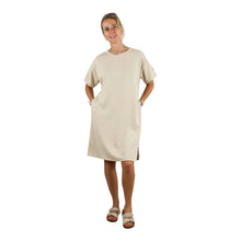 Load image into Gallery viewer, Hét jog-jurkje van dit seizoen! De knielange T-shirtdress is een rechtvallend model en is gemaakt van een luxueuze, zachte kwaliteit stof die prachtig valt en heerlijk draagbaar is.
