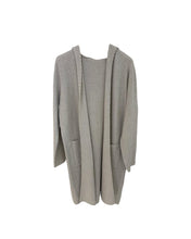 Afbeelding in Gallery-weergave laden, Beige Lang Vest Mae Knitwear, met luxe rijgsteek. Elegant en comfortabel vest in een super zachte knitwear kwaliteit. Het lange model valt soepel langs het lichaam en biedt een stijlvolle, nonchalante uitstraling door de capuchon en zakken. De rijgsteek geeft het vest een moderne en luxe touch.
