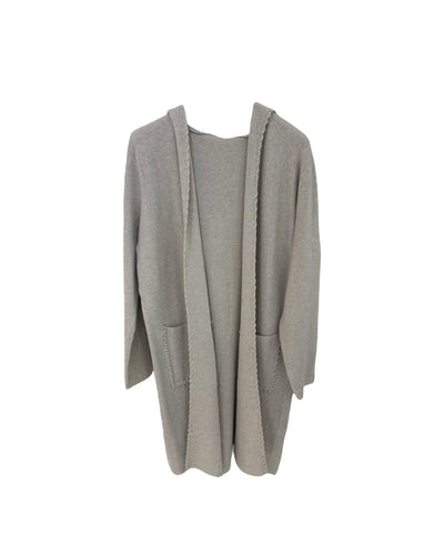 Beige Lang Vest Mae Knitwear, met luxe rijgsteek. Elegant en comfortabel vest in een super zachte knitwear kwaliteit. Het lange model valt soepel langs het lichaam en biedt een stijlvolle, nonchalante uitstraling door de capuchon en zakken. De rijgsteek geeft het vest een moderne en luxe touch.