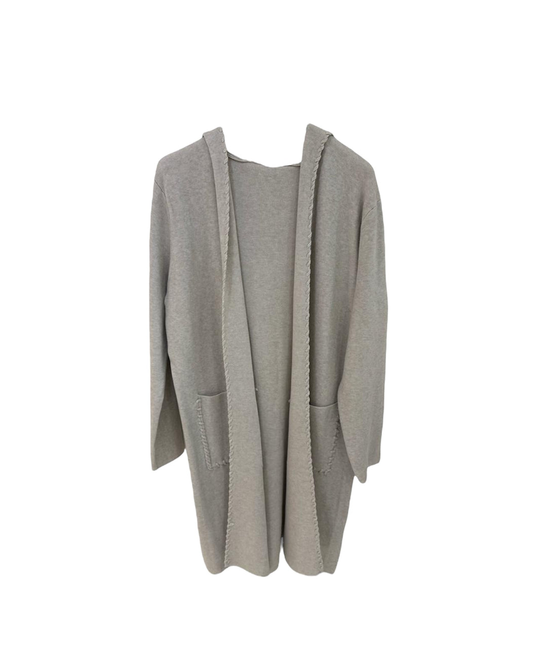 Beige Lang Vest Mae Knitwear, met luxe rijgsteek. Elegant en comfortabel vest in een super zachte knitwear kwaliteit. Het lange model valt soepel langs het lichaam en biedt een stijlvolle, nonchalante uitstraling door de capuchon en zakken. De rijgsteek geeft het vest een moderne en luxe touch.