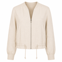 Load image into Gallery viewer, Linnen bomberjack in beige/ecru met ritssluiting, ronde hals en verstelbaar trekkoord. Luchtig, stijlvol en perfect voor elke zomerse outfit, in diverse kleuren.
