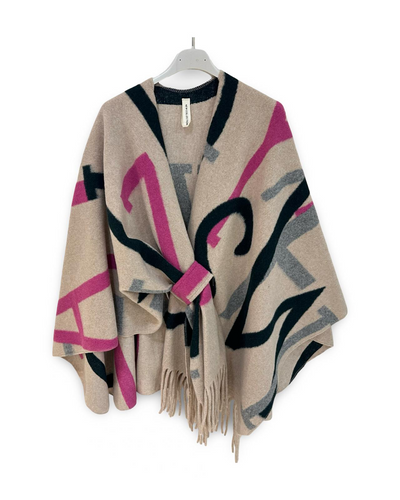 Beige Poncho, deze omslagdoek, kun je heerlijk over je schouders heen slaan en kan vastgemaakt worden met een lus. De Poncho is het gehele jaar door te dragen, over een colbert, een blouse of jas. De poncho's zijn verkrijgbaar in verschillende kleuren: Beige, Camel, Bruin.
