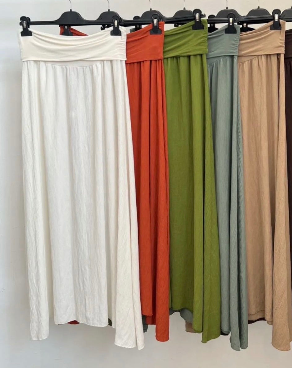 Lange Rok met een taille omslagband. Deze lange zwierige rok met subtiel lurex draadje, is een heerlijk luchtig item voor het voorjaar en de zomer en is ook zeker in het najaar gemakkelijk door te dragen met een panty of maillot. Deze rok is verkrijgbaar in verschillende kleuren: wit, brique, groen, zand.