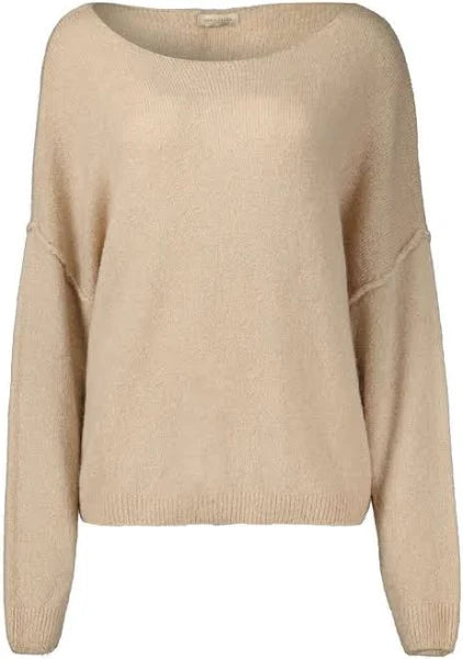 Beige Mohair Trui van Beauregard in de kleur Biscotto, heeft een boothals en lange mouwen. Op de mouwen en op het achterpand loopt een zoom, als speels detail. Trui is verkrijgbaar in verschillende kleuren: Violla, Fuchsia, Biscotto.