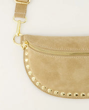 Afbeelding in Gallery-weergave laden, Tas Debby is een zandkleurige lederen heuptas / crossbody tas, gemaakt van suède leer. De tas bestaat uit een hoofdvak en steekvak, is te sluiten door middel van een rits. Debby tas heeft een afneembaar en verstelbaar hengsel van suède en is afgewerkt met studs en goudkleurig hardware. Tas Debby is verkrijgbaar in verschillende kleuren: Olive green suède, Dark Butter Yellow suède, Sand suède.
