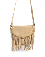Afbeelding in Gallery-weergave laden, Beige Tas Juna van suède met franjes. Trendy suède schoudertas met franjes in boho-stijl. Zachte structuur, verstelbare band en metalen details.
