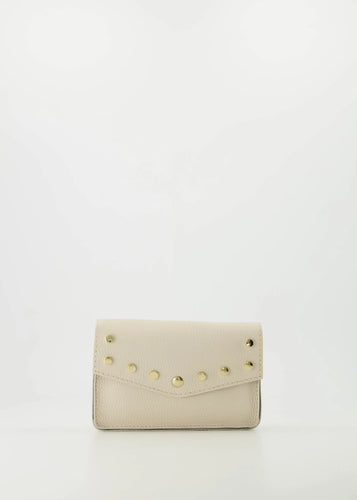 Beige Tas met goudkleurige studs, met lus aan de achterzijde om het tasje aan een riem te dragen. Tas heeft een afneembaar en verstelbaar hengsel.