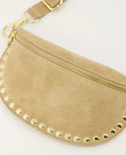 Afbeelding in Gallery-weergave laden, Tas Debby is een zandkleurige lederen heuptas / crossbody tas, gemaakt van suède leer. De tas bestaat uit een hoofdvak en steekvak, is te sluiten door middel van een rits. Debby tas heeft een afneembaar en verstelbaar hengsel van suède en is afgewerkt met studs en goudkleurig hardware. Tas Debby is verkrijgbaar in verschillende kleuren: Olive green suède, Dark Butter Yellow suède, Sand suède.

