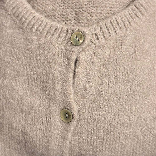 Beige Vest 'For Her' van So Beau by Beauregard. Vest met een ronde hals, lange mouwen en knoopjes om het vest eventueel te sluiten, om het als trui te dragen. Vest is verkrijgbaar in verschillende kleuren. Super Zacht Vest, dit is nu al een van onze bestsellers!