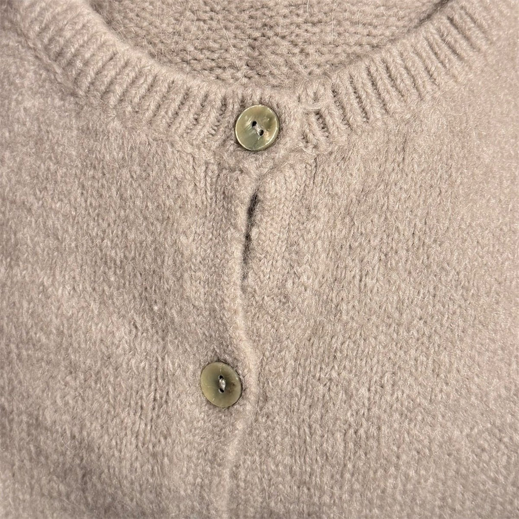 Beige Vest 'For Her' van So Beau by Beauregard. Vest met een ronde hals, lange mouwen en knoopjes om het vest eventueel te sluiten, om het als trui te dragen. Vest is verkrijgbaar in verschillende kleuren. Super Zacht Vest, dit is nu al een van onze bestsellers!