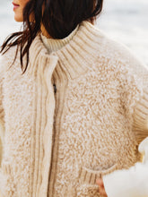 Load image into Gallery viewer, Beige Vest Belgium is een Veelzijdig Vest in de kleur Oatmeal Cream met bouclé is een trendy en prachtig exemplaar. Vest/gilet is ongeveer 65cm lengte (maat L/XL), is zowel binnen als buitenshuis te dragen. En is in combinatiematen te bestellen.

