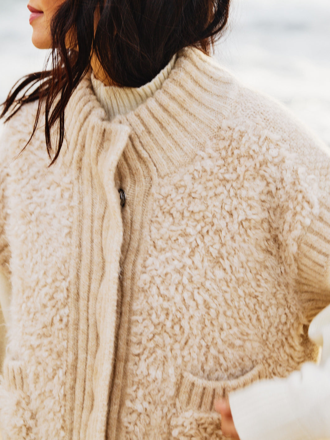 Beige Vest Belgium is een Veelzijdig Vest in de kleur Oatmeal Cream met bouclé is een trendy en prachtig exemplaar. Vest/gilet is ongeveer 65cm lengte (maat L/XL), is zowel binnen als buitenshuis te dragen. En is in combinatiematen te bestellen.