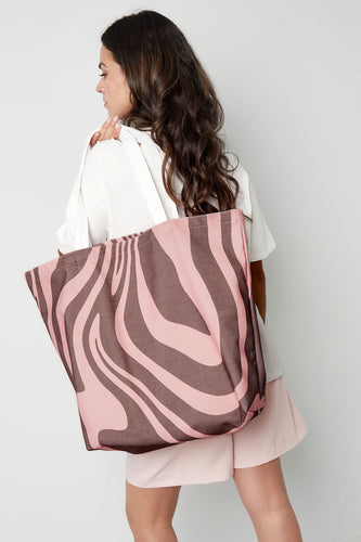 Big Shopper Zebra van canvas met zebraprint mag niet in jouw garderobe ontbreken. Afmeting tas : 55cm x 42cm x 17cm