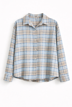 Afbeelding in Gallery-weergave laden, Blauw geruite blouse van Collectie Chastar. Deze blouse van een zachte katoenmix, is een frisse en moderne blouse met ruit van een zachte flanel stof. Blouse Solange is verkrijgbaar in verschillende kleuren: blauw, roze.

