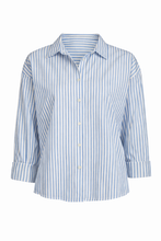 Load image into Gallery viewer, Blouse Streep, Dame Blanche Blouse Food A91 Tropez Lightblue is een prachtige wijde blouse met kraag en knoopjes, in blauw wit gestreept. De blouse heeft een klassieke look, maar door het wijdere model is het een ware eyecatcher.

