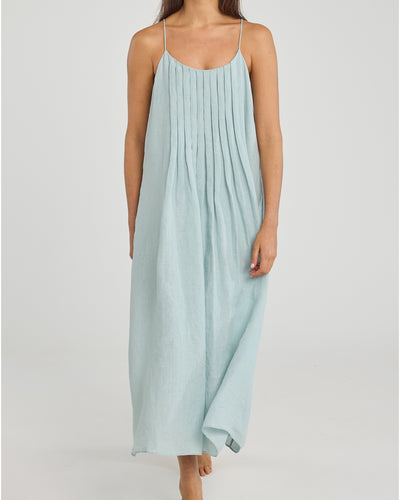 Blauwe Jurk Aspen Dress Summer Blue van Moment Amsterdam is een luchtige zomerjurk met plooitjes van 100% linnen met spaghetti bandjes. De ideale jurk voor een mooie zomerdag. Item referentie 27.119.25_417.