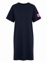 Afbeelding in Gallery-weergave laden, Hét jog-jurkje van dit seizoen! De knielange T-shirtdress is een rechtvallend model en is gemaakt van een luxueuze, zachte kwaliteit stof die prachtig valt en heerlijk draagbaar is.
