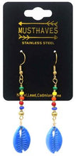 Load image into Gallery viewer, Blauwe Oorbellen Colorful Shell zijn langere oorbellen met gekleurde beads, kraaltjes en een schelpje als hanger. Deze gekleurde oorbellen, type oorhangers, hebben een lengte van ca. 6cm. Oorbellen Colorful Shell zijn verkrijgbaar in verschillende kleuren.
