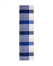 Load image into Gallery viewer, Blauwe Sjaal Copenhagen is een zachte sjaal van gemengde stof met modern ruitjespatroon. Deze warme en zachte sjaal is van de Moment in May Collectie, van gemengde stof met franjeafwerking. Een hedendaagse sjaal met klassieke ruit.
