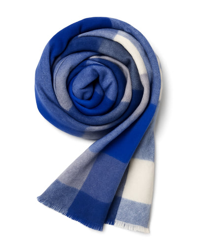 Blauwe Sjaal Copenhagen is een zachte sjaal van gemengde stof met modern ruitjespatroon. Deze warme en zachte sjaal is van de Moment in May Collectie, van gemengde stof met franjeafwerking. Een hedendaagse sjaal met klassieke ruit.