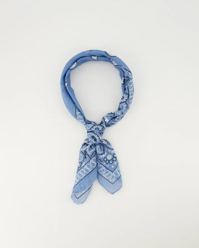 Blauwe Sjaal van Astrid Groot is een leuke sjaal met print. Een leuke accessoire om op verschillende manieren te dragen, om je nek, in het haar of aan een tas. Deze sjaal is in verschillende kleuren verkrijgbaar: Kelly Green, Geel, Jeansblauw, Fuchsia.