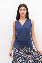 Load image into Gallery viewer, Blauwe Tricot Top Chantal is gemakkelijk te combineren, heeft een overslag en elastiek aan een kant, waardoor een rimpeleffect ontstaat. Comfortabel met stretch.
