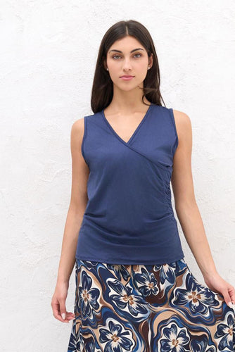 Blauwe Tricot Top Chantal is gemakkelijk te combineren, heeft een overslag en elastiek aan een kant, waardoor een rimpeleffect ontstaat. Comfortabel met stretch.