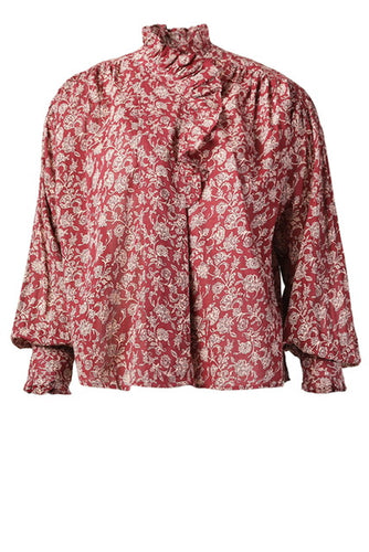 Rode Blouse van Moment Amsterdam met referentie 57.100-23, is een prachtige romantische blouse met bloemenprint. Deze blouse heeft een opstaande kraag met ruffles aan de hals en mouwen. Deze blouse is mooi te combineren met de Corel Broek Lily Wide Uni Sport Beetroot.