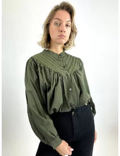 Afbeelding in Gallery-weergave laden, Groene Blouse, deze oversized blouse is een heerlijk luchtige wijde blouse met lange ballonmouwen en een mao kraag, heeft op het voorpand en het achterpand een dubbel gestikt stuk in een punt, als leuk detail. Blouse is verkrijgbaar in verschillende kleuren: Brique, Army Green, Beige.
