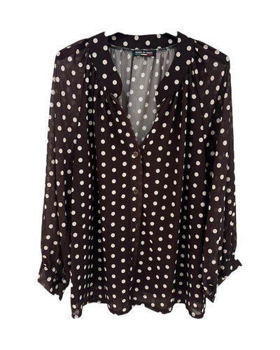 Bruine Blouse Polkadot met ecru stippen. Blouse is translucent, gevoerd op het voorpand, heeft knoopjes en een V-hals. Deze blouse is in verschillende kleuren verkrijgbaar: bruin, bordeaux.
