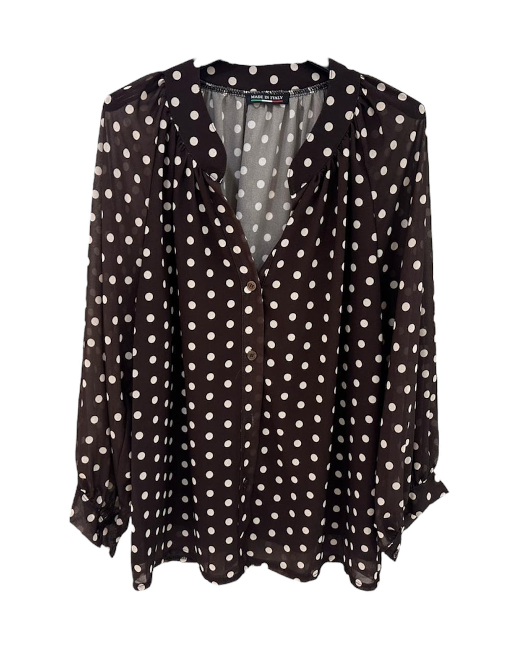Bruine Blouse Polkadot met ecru stippen. Blouse is translucent, gevoerd op het voorpand, heeft knoopjes en een V-hals. Deze blouse is in verschillende kleuren verkrijgbaar: bruin, bordeaux.