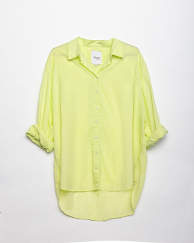 Aurelia Blouse is een Groene Lime (Kleur : 519 Pistache Green) Blouse van Moment Amsterdam. Blouse van 100% katoen, itemrefentie 27.110-25-519, type boyfriend shirt is een prachtige basis blouse. Deze blouse is verkrijgbaar in verschillende kleuren: Pistache Green, Baby Pink, Baby Blue en mag niet in jouw garderobe ontbreken.