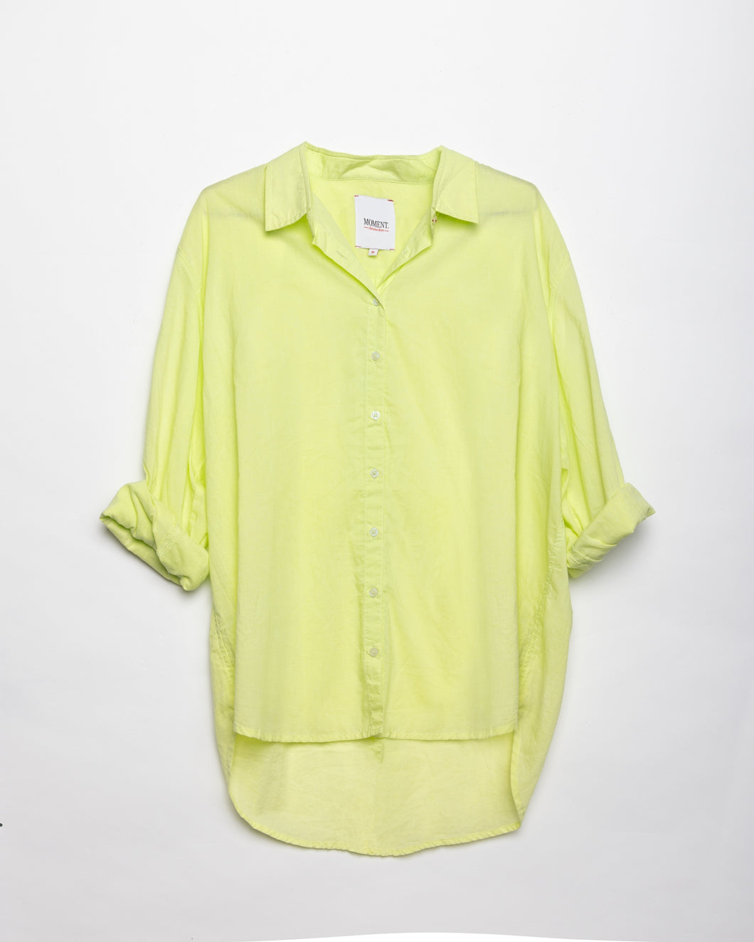 Aurelia Blouse is een Groene Lime (Kleur : 519 Pistache Green) Blouse van Moment Amsterdam. Blouse van 100% katoen, itemrefentie 27.110-25-519, type boyfriend shirt is een prachtige basis blouse. Deze blouse is verkrijgbaar in verschillende kleuren: Pistache Green, Baby Pink, Baby Blue en mag niet in jouw garderobe ontbreken.