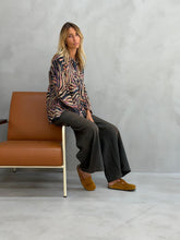 Load image into Gallery viewer, Een wijde blouse van de Banditas Collectie, met lange mouwen en smalle manchetten. Deze translucent blouse van katoen met kraag, heeft een mooi dessin in multicolor. Stijlvolle en vrouwelijke blouse, perfect voor een casual maar trendy look.
