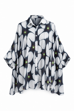 Load image into Gallery viewer, Gave Oversized Blouse Niva met kraag, knoopsluiting en korte ballonmouwen. De blouse is gemaakt van katoen en heeft een prachtige print met verfijnde borduursels en kleine spiegeltjes als bijzondere details. Dankzij de oversized fit draagt de blouse heerlijk luchtig en stijlvol.
