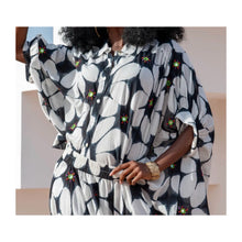 Load image into Gallery viewer, Gave Oversized Blouse Niva met kraag, knoopsluiting en korte ballonmouwen. De blouse is gemaakt van katoen en heeft een prachtige print met verfijnde borduursels en kleine spiegeltjes als bijzondere details. Dankzij de oversized fit draagt de blouse heerlijk luchtig en stijlvol.
