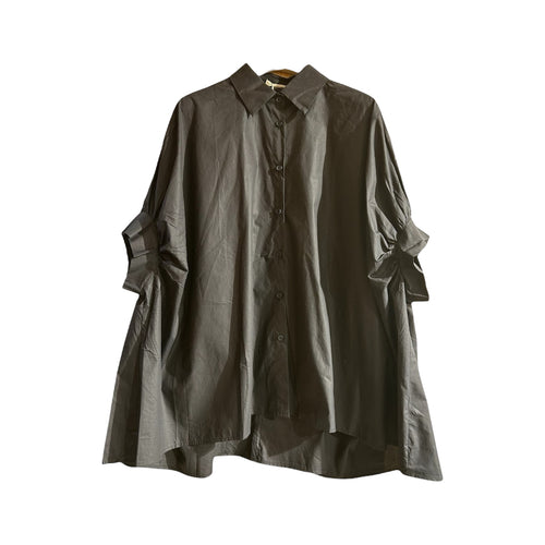 Zwarte oversized blouse met korte ballonmouwen. Deze katoenen blouse heeft een kraag en knoopjes, valt erg ruim en is te dragen voor maat M t/m XXL. Bestel NU.