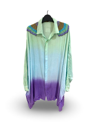 Mintgroene Blouse Oversized Dip Dye met prachtige embroiderie op de schouders. Deze blouse is verkrijgbaar in verschillende kleuren: roze, mint. Deze blouse is te dragen van maat S t/m XL.