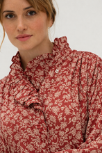 Load image into Gallery viewer, Blouse met bloemenprint, een prachtige romantische blouse. Deze stijlvolle blouse heeft een opstaande kraag met ruffles aan de hals en mouwen. 

