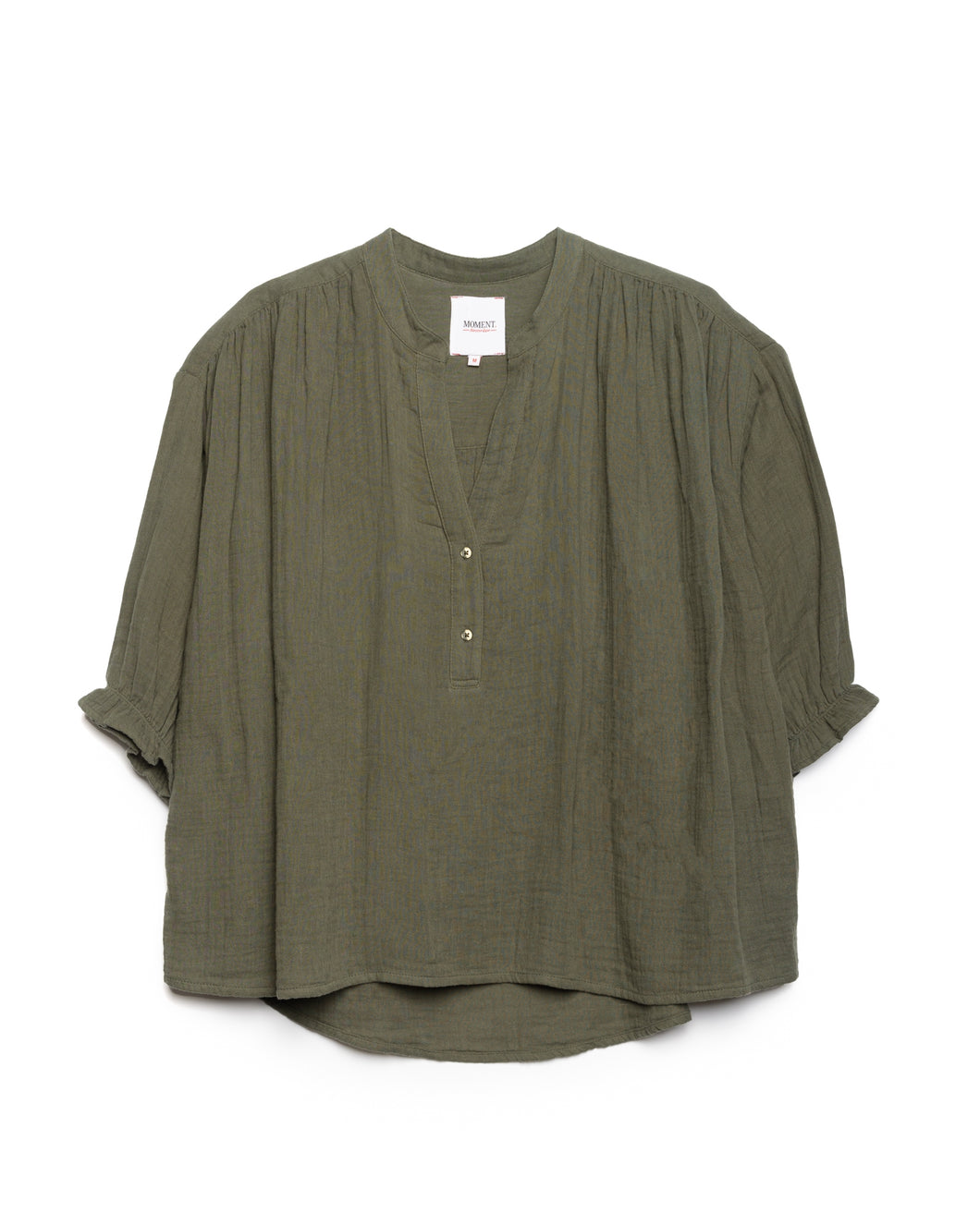 Groene Blouse Top Bauke van de Moment Amsterdam Collectie is een top met V-hals, korte mouwen met ruches in een prachtige groene kleur. Deze katoenen blouse top heeft twee knoopjes tot halverwege de blouse en is van een mooie zachte katoen.