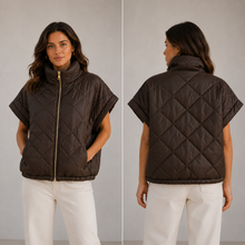 Afbeelding in Gallery-weergave laden, Bodywarmer Indy, kort model. Deze leuke bodywarmer heeft een opstaande kraag, steekzakken en een rits. Verkrijgbaar in verschillende kleuren.

