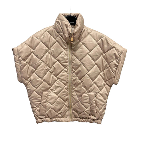 Beige Bodywarmer Indy, kort model. Deze leuke bodywarmer heeft een opstaande kraag, steekzakken en een rits. Verkrijgbaar in verschillende kleuren.