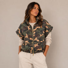 Load image into Gallery viewer, Camouflage Bodywarmer Indy, kort model. Deze leuke bodywarmer heeft een opstaande kraag, steekzakken en een rits. Verkrijgbaar in verschillende kleuren.
