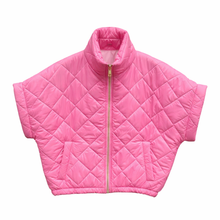 Load image into Gallery viewer, Roze Bodywarmer Indy, kort model. Deze leuke doorgestikte bodywarmer met dons heeft een opstaande kraag, steekzakken en een rits. Verkrijgbaar in verschillende kleuren.
