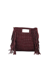 Load image into Gallery viewer, Tas Sylvie Croco Suede Bordeaux is een lederen handtas met Croco print, heeft een verstelbaar hengsel en kan crossbody gedragen worden. Handtas Sylvie heeft franjes als leuk detail en wordt gesloten met een ritssluiting.
