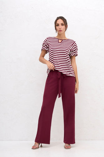 Bordeauxrode Comfy Broek Kiki van Chastar is een super comfortabele, zachte en stijlvolle broek van tricot, welke gemakkelijk te combineren is en vele mogelijkheden biedt.